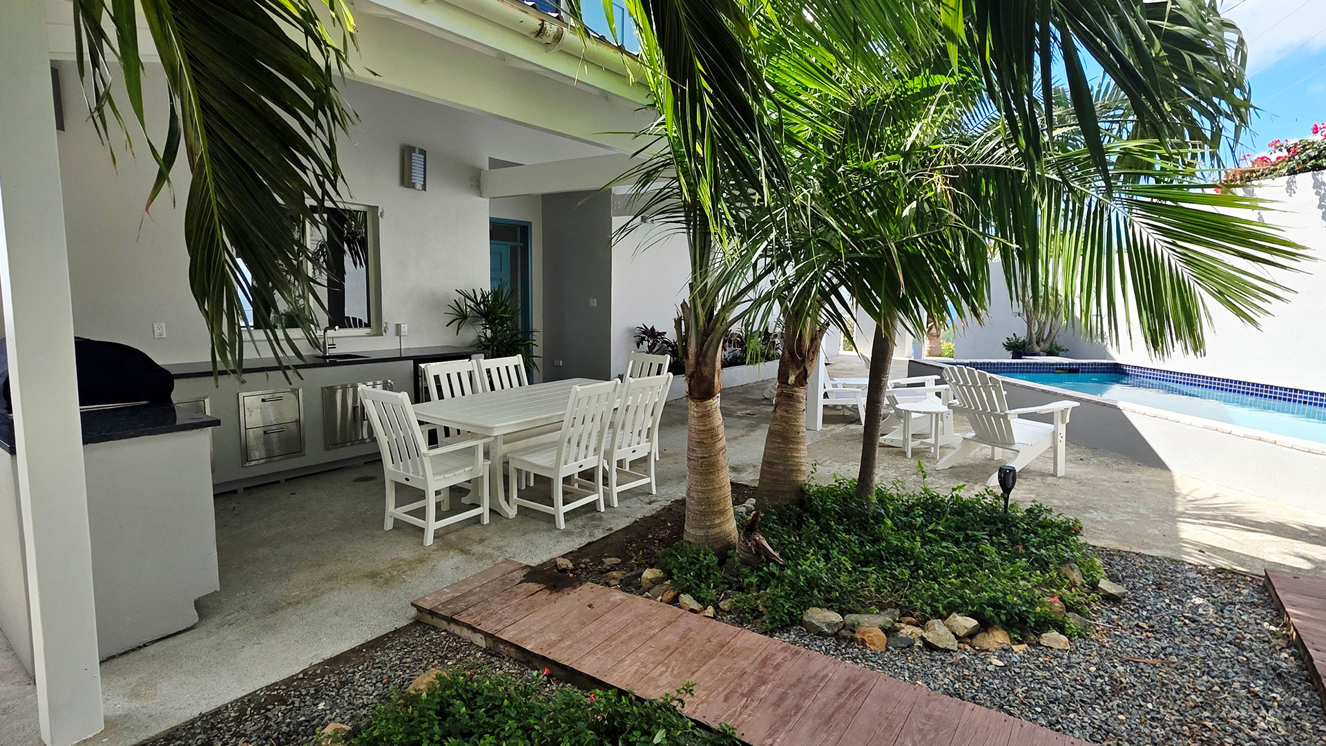 Villa Looking Glass