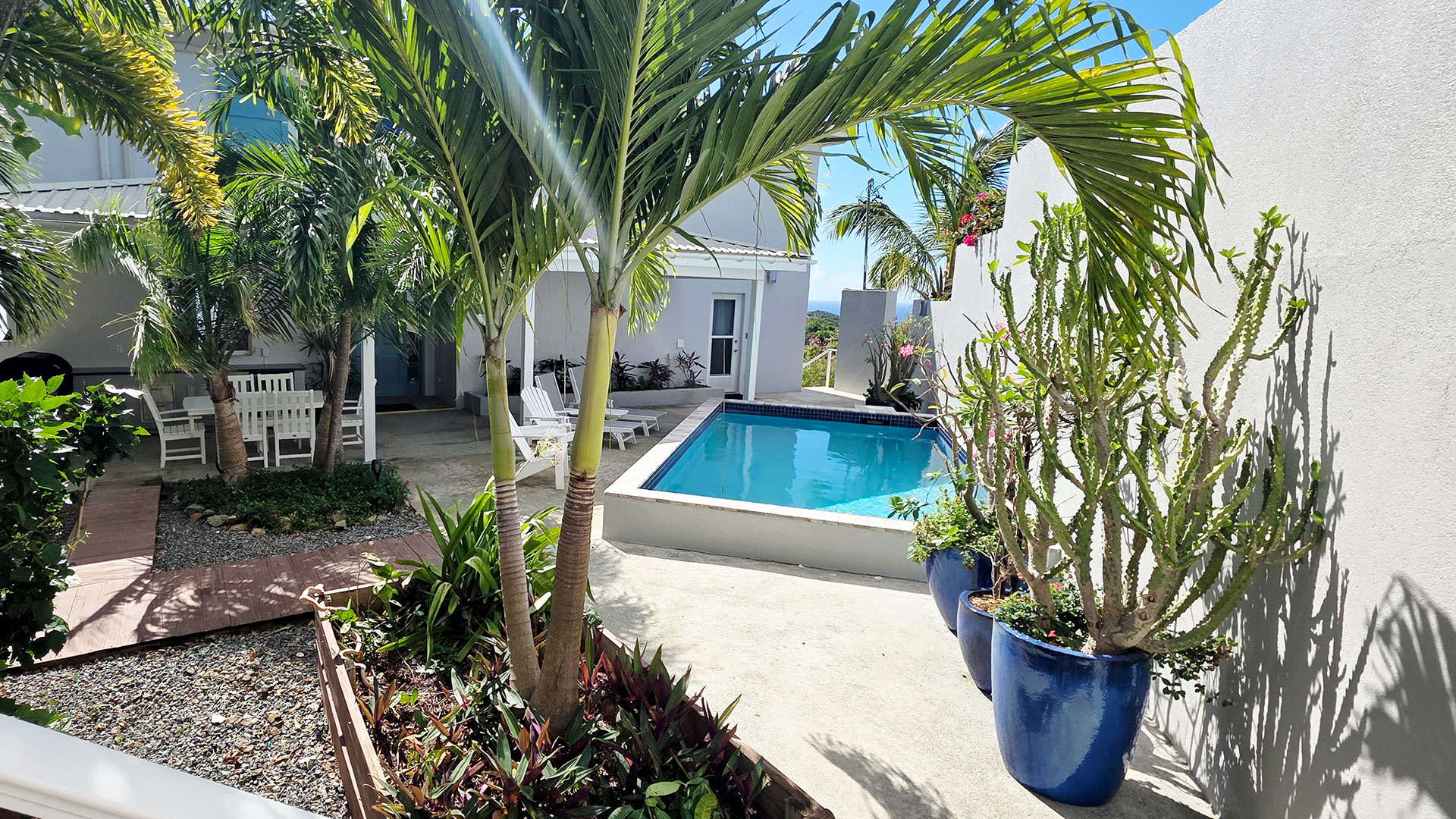 Villa Looking Glass
